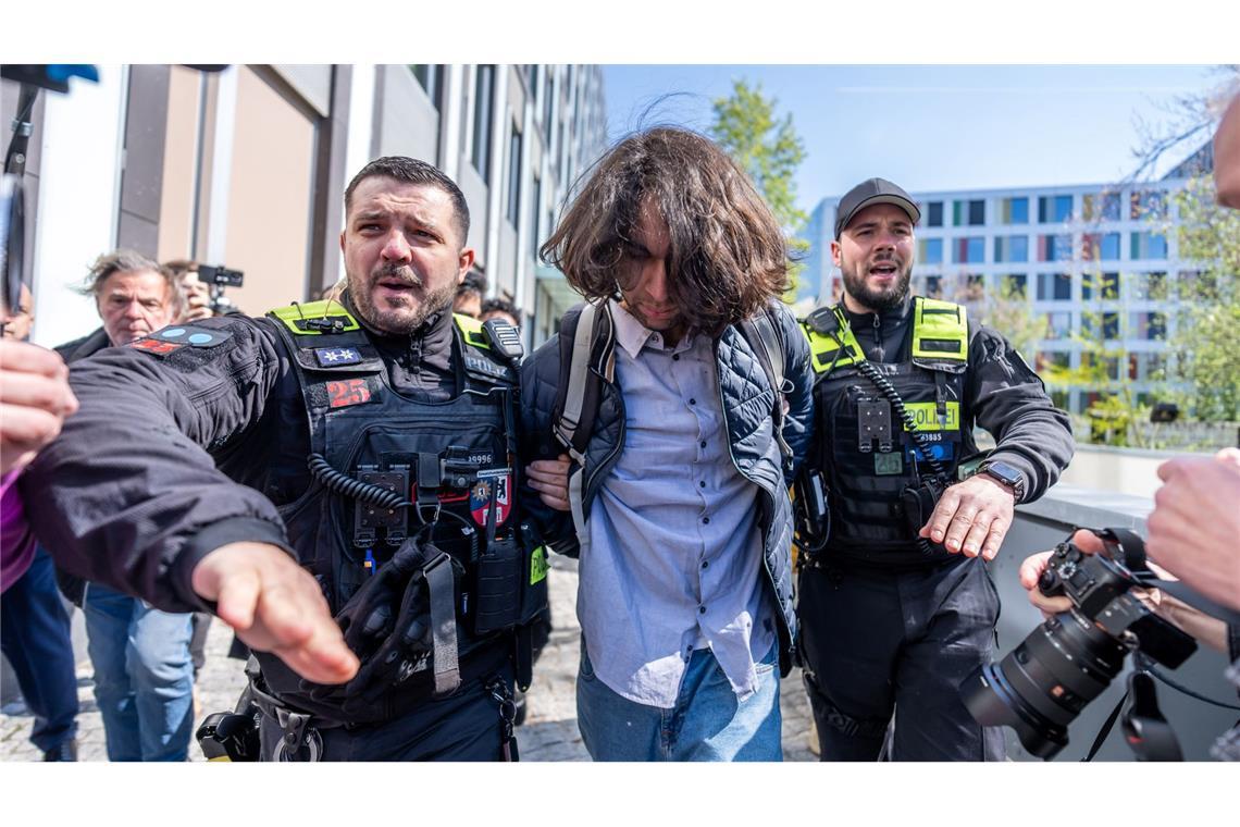 Pahlavi für harten Kurs gegen Iran - Attacke mit Flüssigkeit