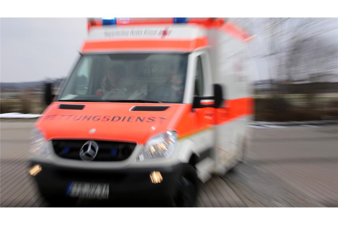 Der Mann wurde lebensgefährlich verletzt und in ein Krankenhaus gebracht. (Symbolbild)