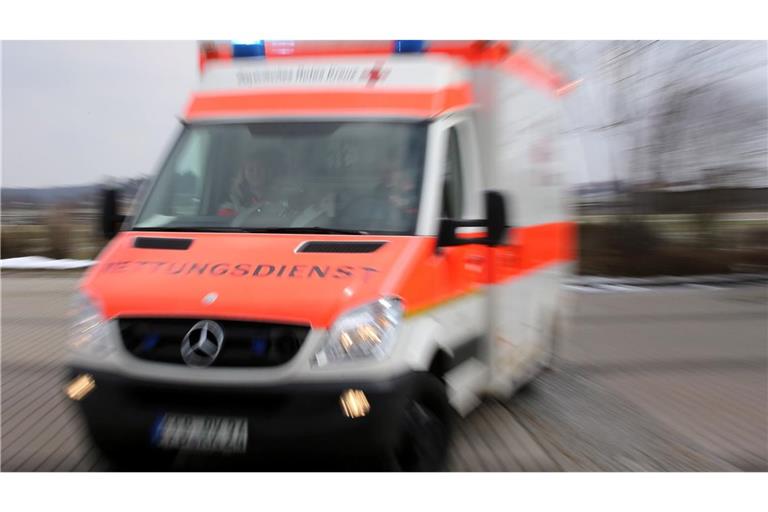 Der Mann wurde lebensgefährlich verletzt und in ein Krankenhaus gebracht. (Symbolbild)