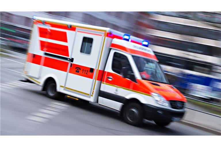 Der Mann wurde nach notärztlicher Erstversorgung vom Rettungsdienst ins Krankenhaus gebracht (Symbolbild).