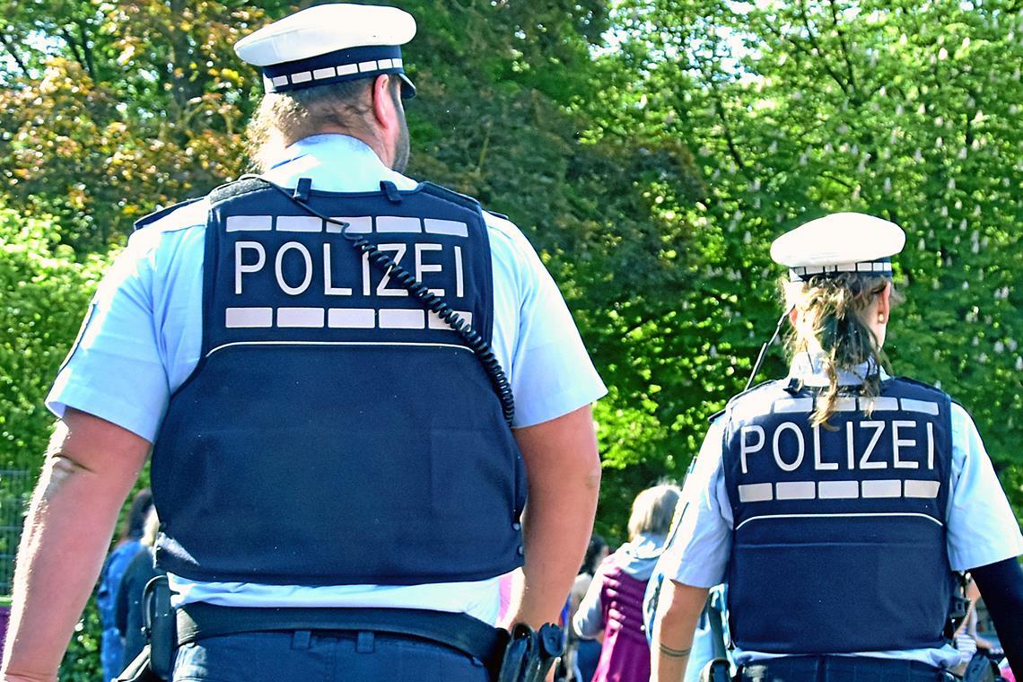 Man throws bottles onto Federal Highway 14 near Waiblingen.