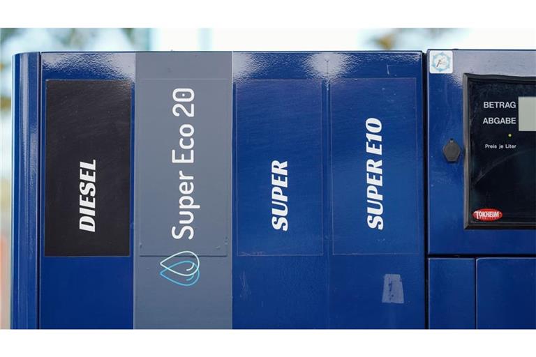 Der Mannheimer Ethanolhersteller CropEnergies eröffnet zusammen mit der Oktan Tankstellen GmbH und weiteren Partnern die erste öffentliche Tankstelle mit Super E20 in Deutschland. Die E20-Zapfsäule ist allerdings nur für bestimmte Firmenflotten zugänglich, nicht für die breite Öffentlichkeit.
