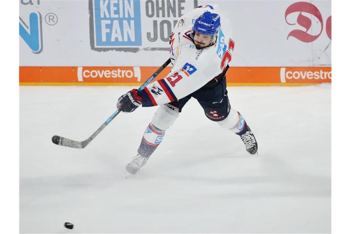 Eishockey-Stürmer Krämmer bis 2021 bei Adler Mannheim Der Mannheimer Nicolas Krämmer spielt den Puck. Foto: Daniel Karmann/dpa/Archivbild