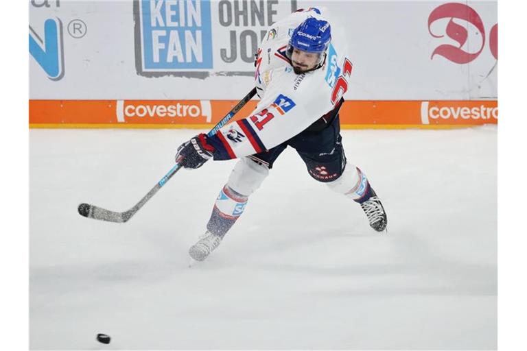 Der Mannheimer Nicolas Krämmer spielt den Puck. Foto: Daniel Karmann/dpa/Archivbild