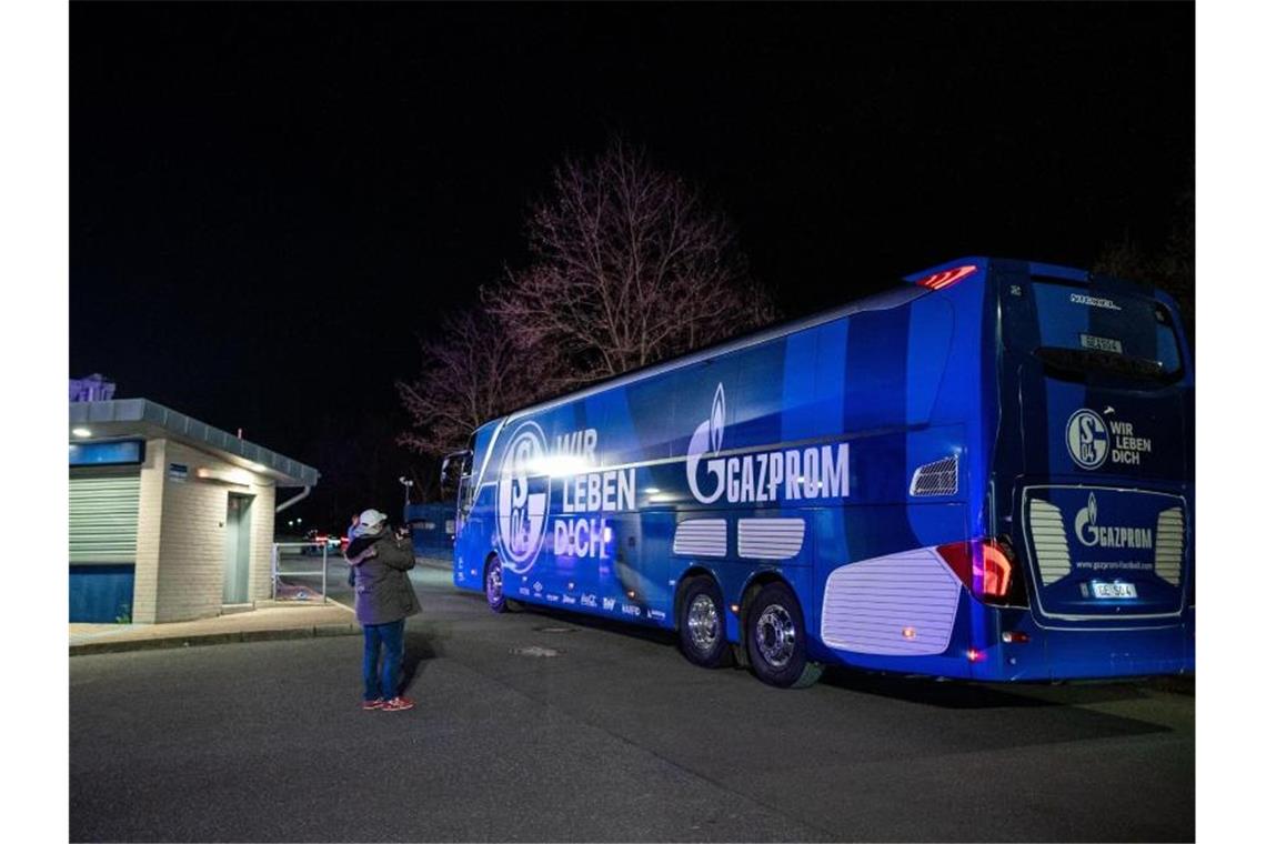 Der Mannschaftsbus des FC Schalke 04 kehrt nach dem Spiel gegen Bielefeld auf das Gelände der Veltins-Arena zurück. Foto: Fabian Strauch/dpa