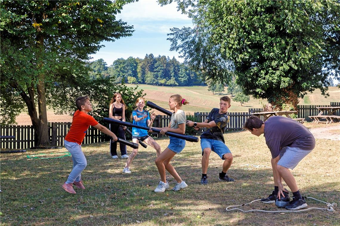 Auf Weltraummission in Mettelberg Der Mannschaftssport „Jugger“ ist sehr beliebt. Um das gegnerische Team am Toreschießen zu hindern, wird mit sogenannten Pompfen gehauen. Fotos: Jörg Fiedler