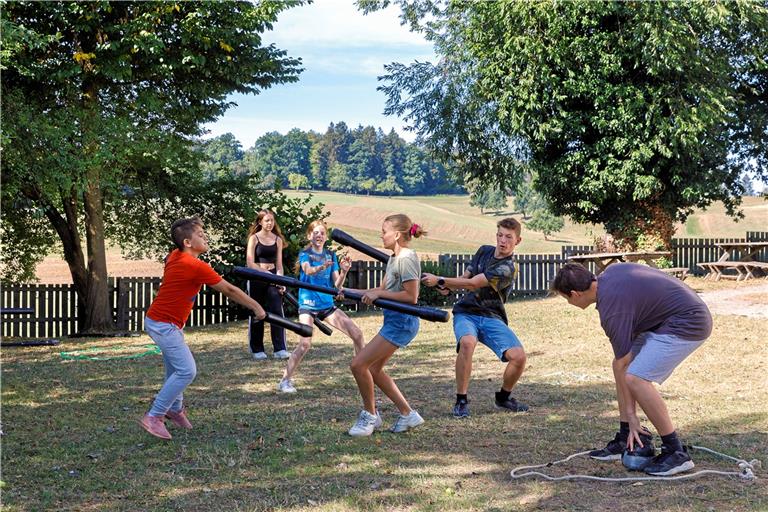 Der Mannschaftssport „Jugger“ ist sehr beliebt. Um das gegnerische Team am Toreschießen zu hindern, wird mit sogenannten Pompfen gehauen. Fotos: Jörg Fiedler