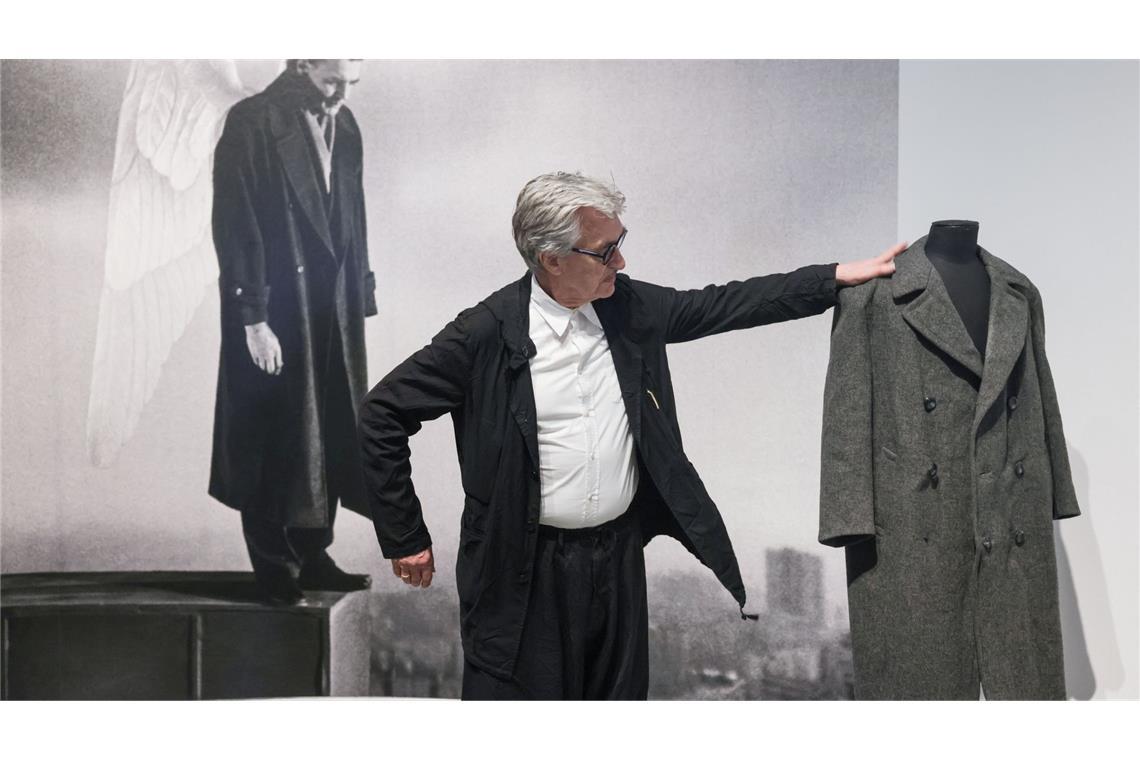 Wim Wenders in XXL Der Mantel von Bruno Ganz aus "Der Himmel über Berlin" ist ein Höhepunkt der Ausstellung.