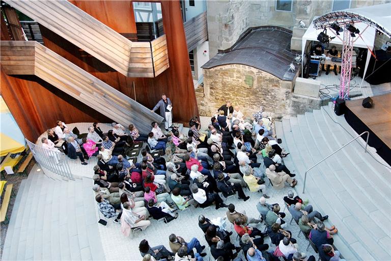 Der Markgrafenhof stand bereits kurz nach der Jahrtausendwende unter dem Titel „Treppenwitz“ im Mittelpunkt von Kulturveranstaltungen. Hier ein Kabarett 2004 mit Thomas Freitag. Archivfoto: Edgar Layher