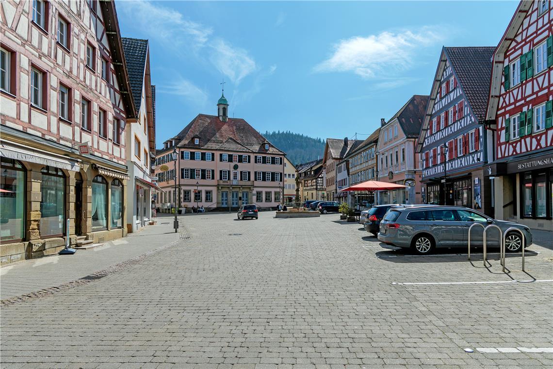Neues Verkehrskonzept mit mehr Einbahnstraßen für Murrhardt Der Marktplatz bekommt eine Einbahnstraßenregelung. Künftig ist die Einfahrt nur noch von der Ochsenkreuzung her möglich. Fotos: Stefan Bossow