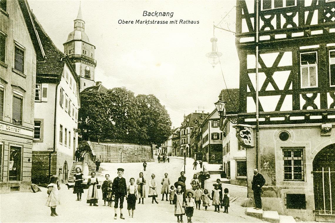 Der Marktplatz und das angeschnittene Rathaus mit den Renaissancekonsolen (rechts) um 1915. Repros: P. Wolf