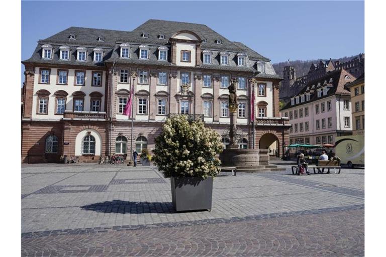 Der Marktplatz vor dem Rathaus in Heidelberg. Foto: Uwe Anspach/dpa/Archivbild