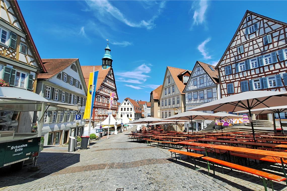Der Marktplatz wirkt um 12.30 Uhr noch wie ausgestorben. Foto: BKZ