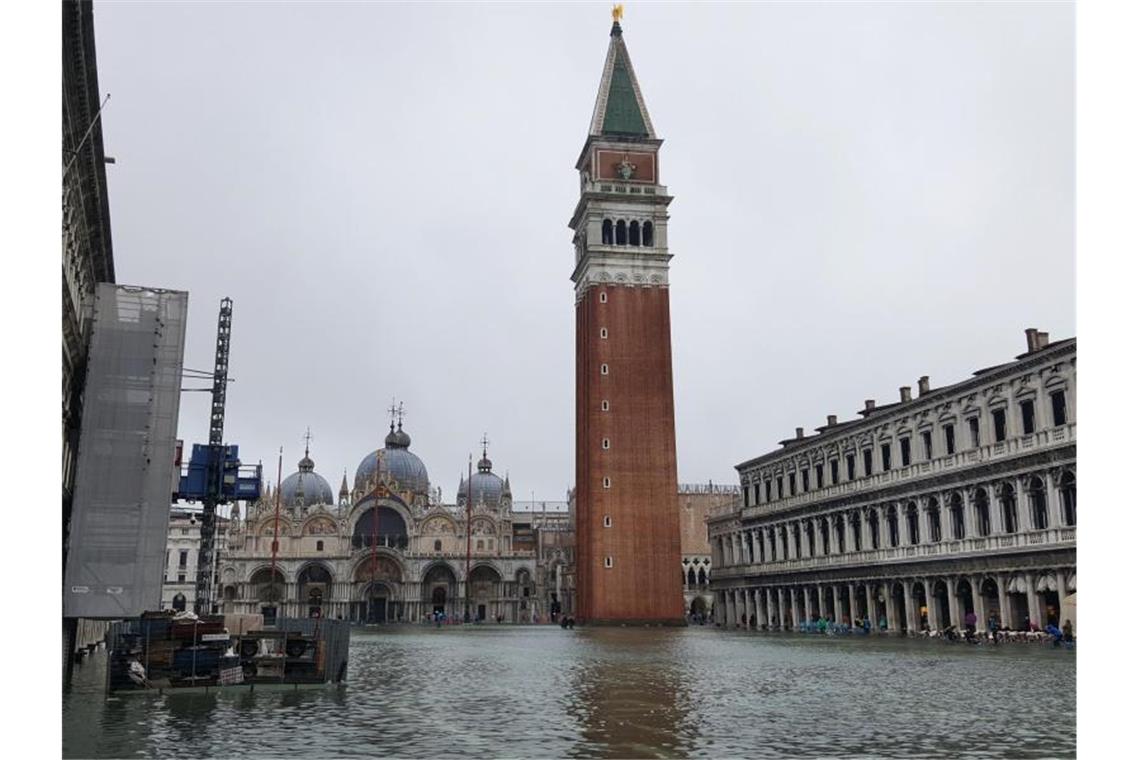„Apokalyptische Zerstörung“: Hochwasser verwüstet Venedig Der Markusplatz in Venedig steht unter Wasser. Foto: ComunicareVenezia/dpa