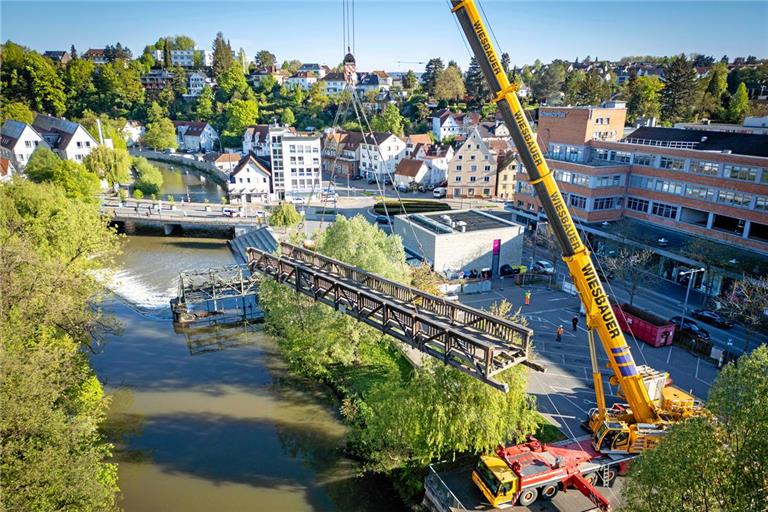 Der marode Holzsteg wird am Montagmorgen komplett aus dem Fundament gehoben. Fotos: Alexander Becher