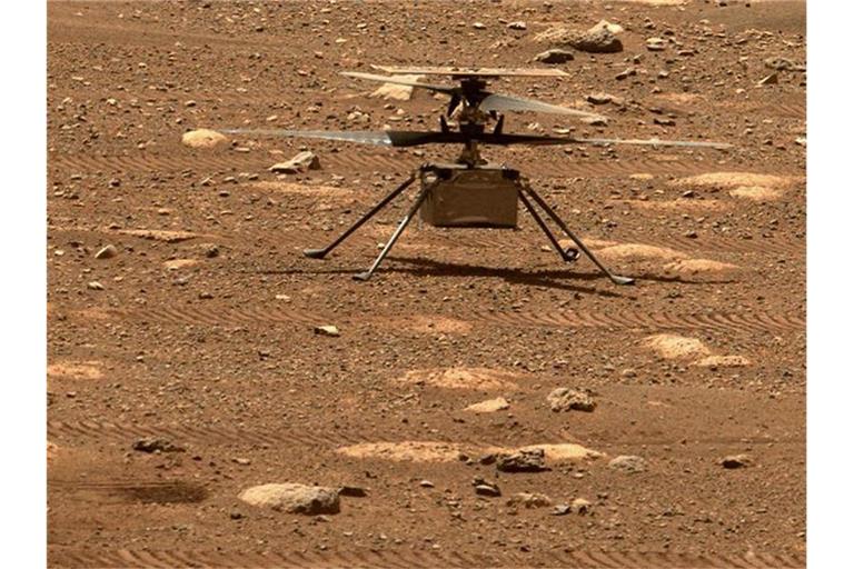 Der Mars-Hubschrauber „Ingenuity“ muss seine Rotorblätter künftig noch schneller drehen - die Luft wird dünner. Foto: NASA/JPL-Caltech/dpa