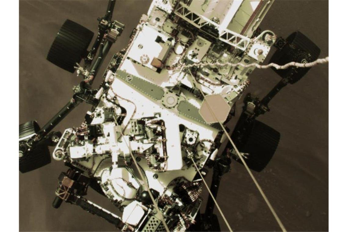 „Perseverance“: Erste Töne und spektakuläre Videos vom Mars Der Mars-Rover „Perseverance“ senkt sich während der Landung auf die Marsoberfläche ab. Foto: -/AP/dpa