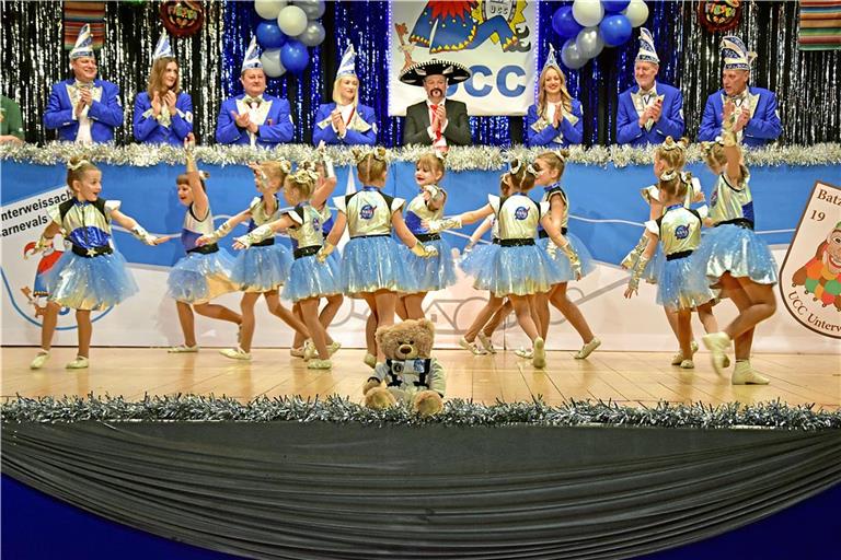 Der Maskottchenbär überwacht den Auftritt der Minigarde in der Choreografie „Astronaut“. Fotos: Tobias Sellmaier