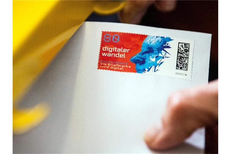 Der Matrixcode wird an zwei Stellen des Sendungsweges gescannt. Dadurch kann der Verbraucher in einer App sehen, wann der Brief im Briefzentrum seiner Region ist und wann er im Briefzentrum der Region des Adressaten ankommt. Foto: Federico Gambarini/dpa