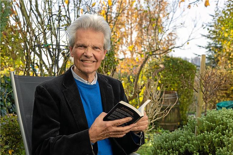 Der Maubacher Autor Klaus Wanninger hat seinen 25. Schwaben-Krimi veröffentlicht. Foto: Alexander Becher