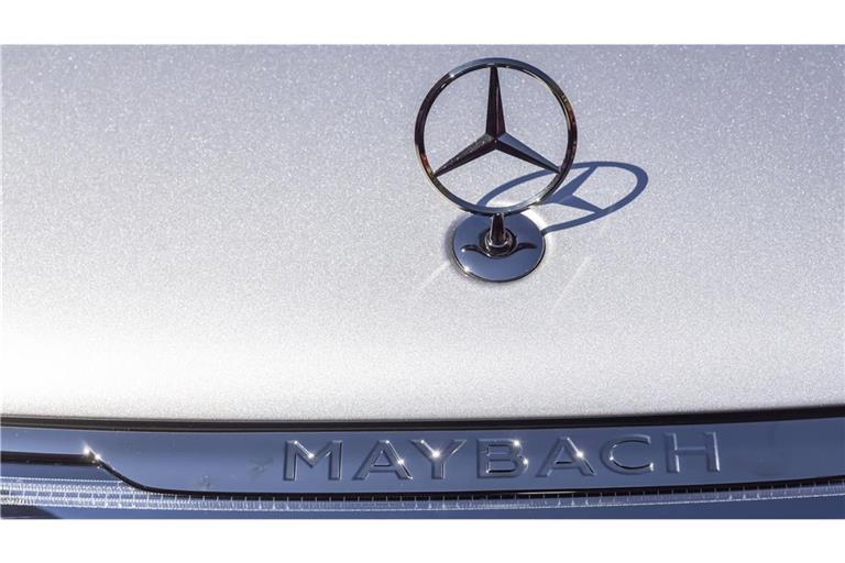 Der Maybach-Fahrer krachte gegen ein geparktes Auto. (Symbolbild)