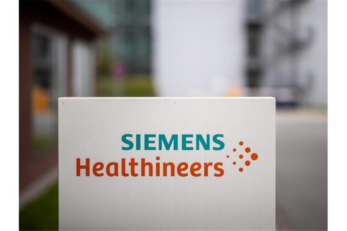 Der Medizintechnikkonzern Siemens Healthineers hat nach einem starken Wachstum im abgelaufenen Quartal seine Jahresprognose erhöht. Foto: Daniel Karmann/dpa