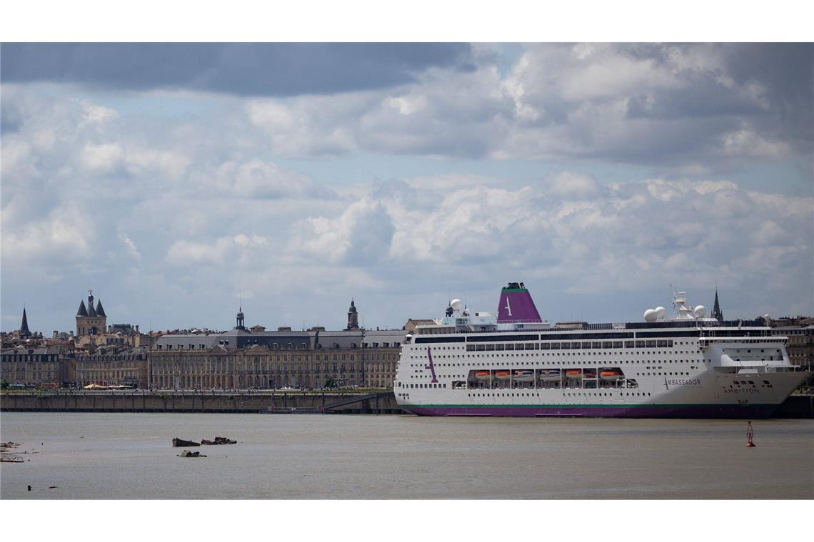 Der Mega-Cruiser „Ambition“ mit fast 1800 Menschen an Bord wurde zeitweise in Bordeaux unter Quarantäne gestellt.