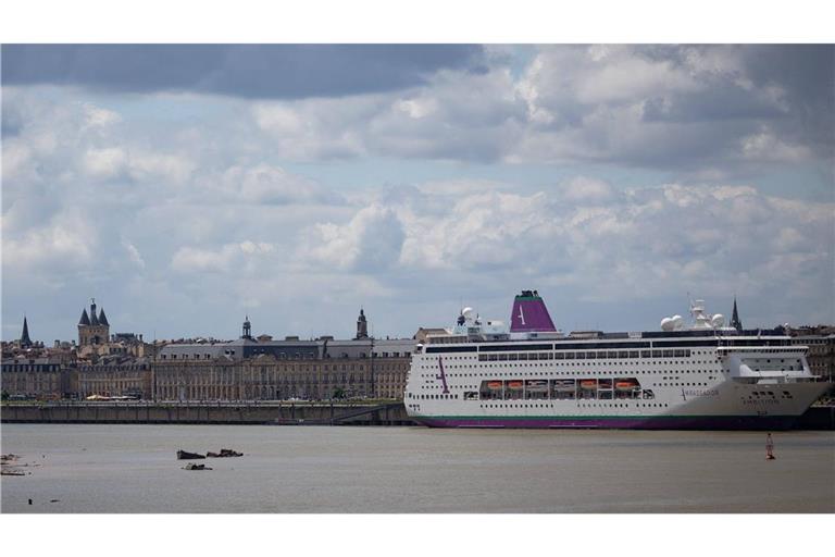 Der Mega-Cruiser „Ambition“ mit fast 1800 Menschen an Bord wurde zeitweise in Bordeaux unter Quarantäne gestellt.