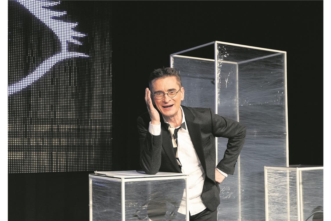 Big Brother ist allgegenwärtig Der Mensch ist durchschaubar und längst durchschaut: Das ist das Thema Mathias Richlings bei seinem Auftritt in der Murrhardter Festhalle. Foto: J. Fiedler