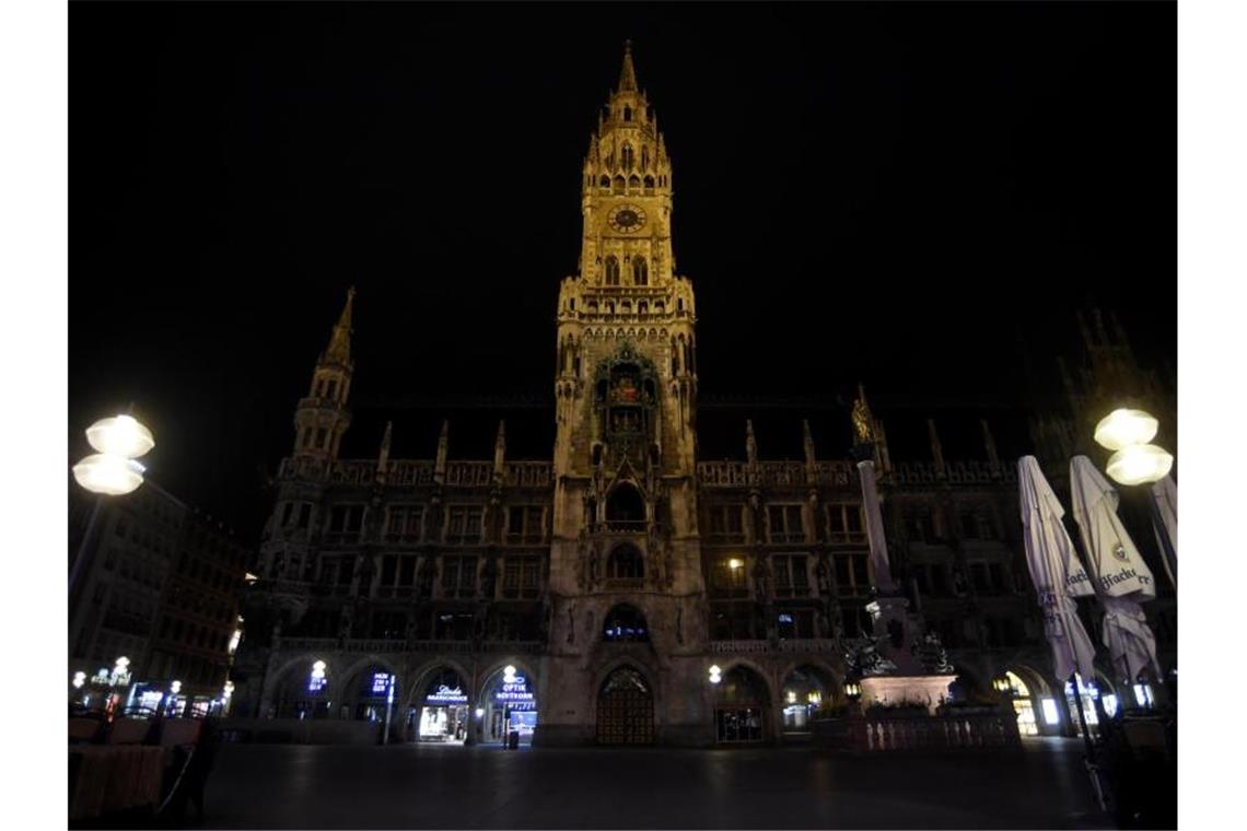 Der menschenleere Marienplatz in München. Foto: Felix Hörhager/dpa