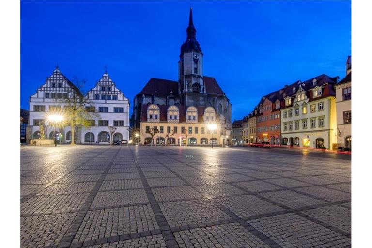 Der menschenleere Markt in Naumburg am Abend. Foto: Hendrik Schmidt/dpa-Zentralbild/dpa