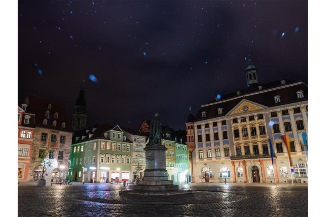 Der menschenleere Marktplatz in Coburg: „Öffentliche Forderungen nach Lockerung der Maßnahmen sind verfrüht und deshalb falsch, solange eine deutliche Verlangsamung der Zahl der Neuinfektionen nicht erreicht ist!“, sagt Wirtschaftsminister Altmaier. Foto: Nicolas Armer/dpa