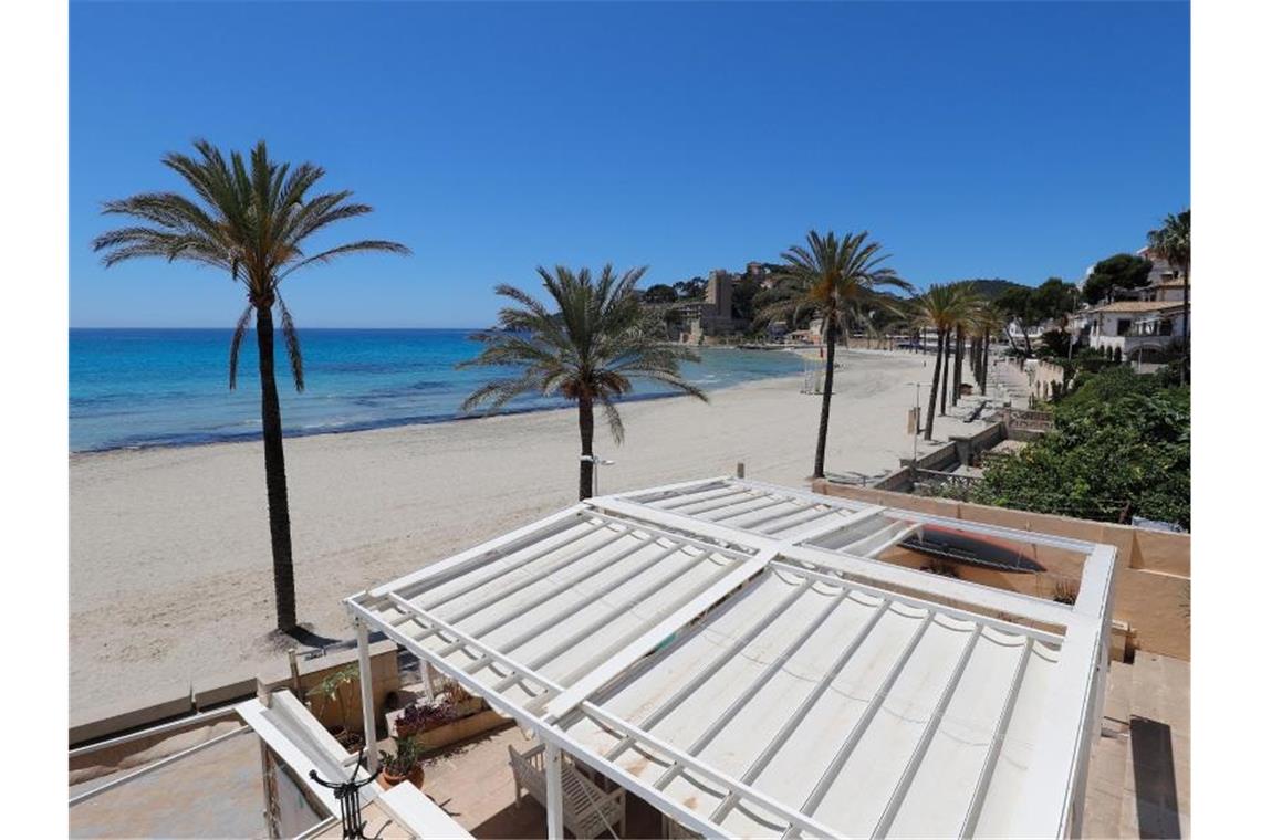 Der menschenleere Strand von Paguera auf der spanischen Insel Mallorca. Die Hoffnung auf Grenzöffnungen für den Sommerurlaub wächst von Tag zu Tag. Foto: Clara Margais/dpa
