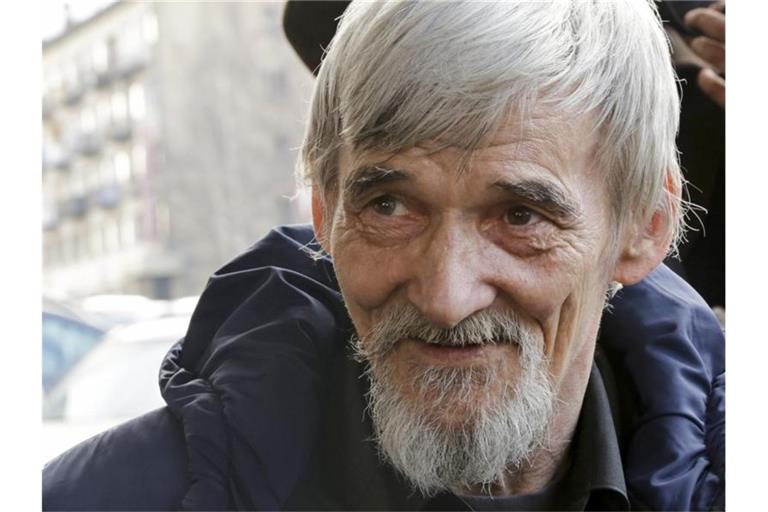 Der Menschenrechtler und Historiker aus Russland Juri Dmitrijew spricht zu Journalisten vor einem Gerichtsraum. Foto: Vladimir Larionov/AP/dpa