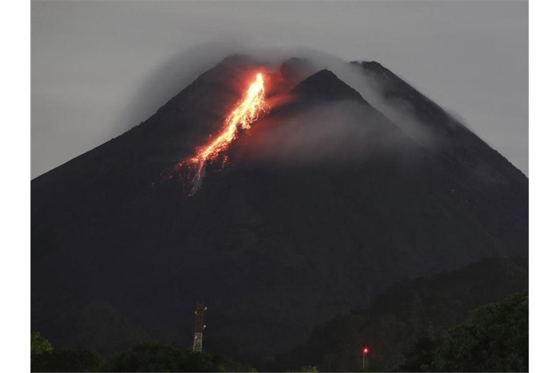 Vulkan Merapi auf Java spuckt Asche und Gestein aus