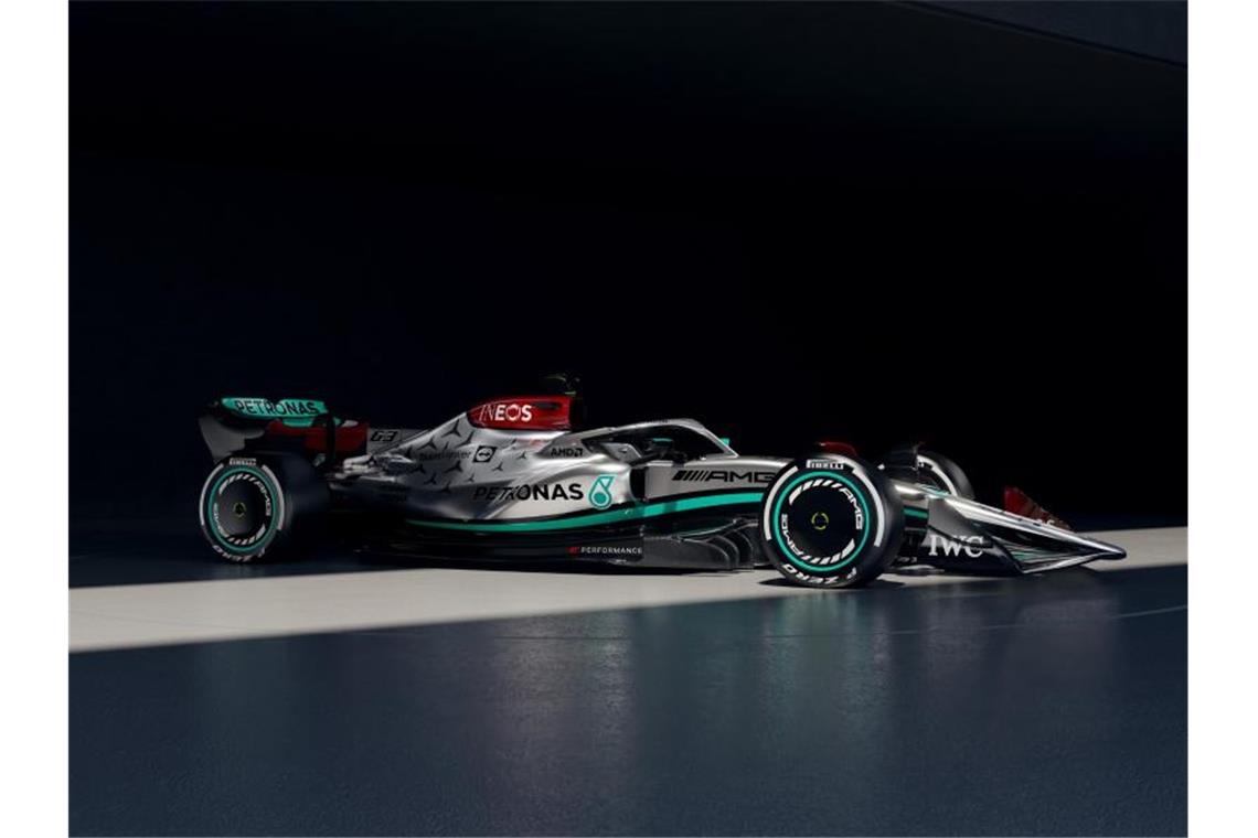 Superstar im „Attacke-Modus“: Hamilton im neuen Silberpfeil Der Mercedes-AMG F1 W13 E Performance ist wieder silber. Foto: -/MercedesAMGF1/dpa