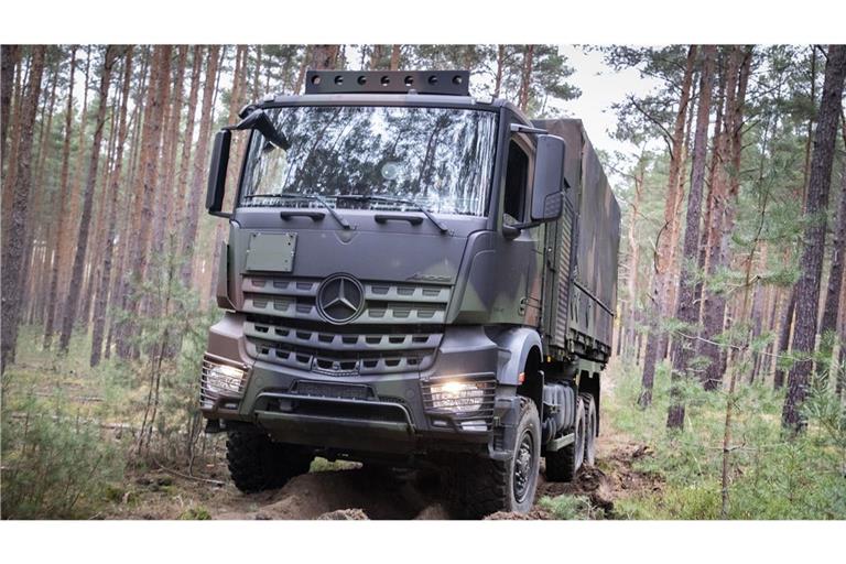 Der Mercedes-Benz Lkw vom Typ Arocs mit Allradantrieb