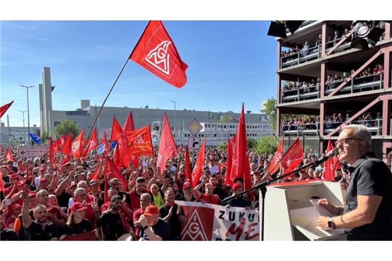 Der Mercedes-Betriebsratschef Ergun Lümali spricht vor dem TOr in Sindelfingen zu rund 20.000 Beschäftigten.