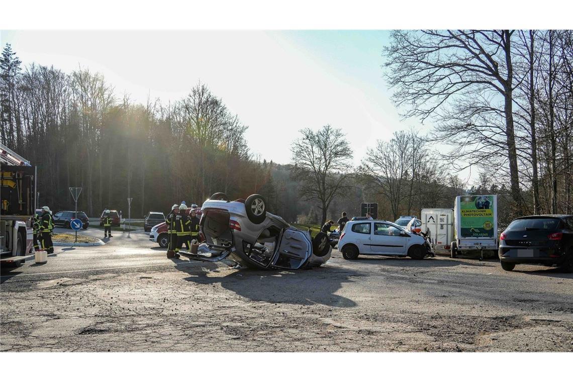 Autos kollidieren an Kreuzung – Rettungshubschrauber im Einsatz Der Mercedes kam auf dem Dach zum Liegen.