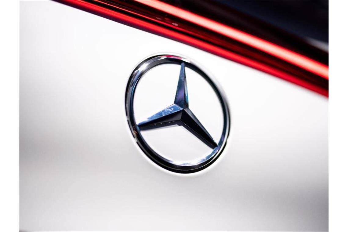 Der Mercedes-Stern am Heck eines Wagens von Mercedes-Benz. Foto: Matthias Balk/dpa/Symbolbild