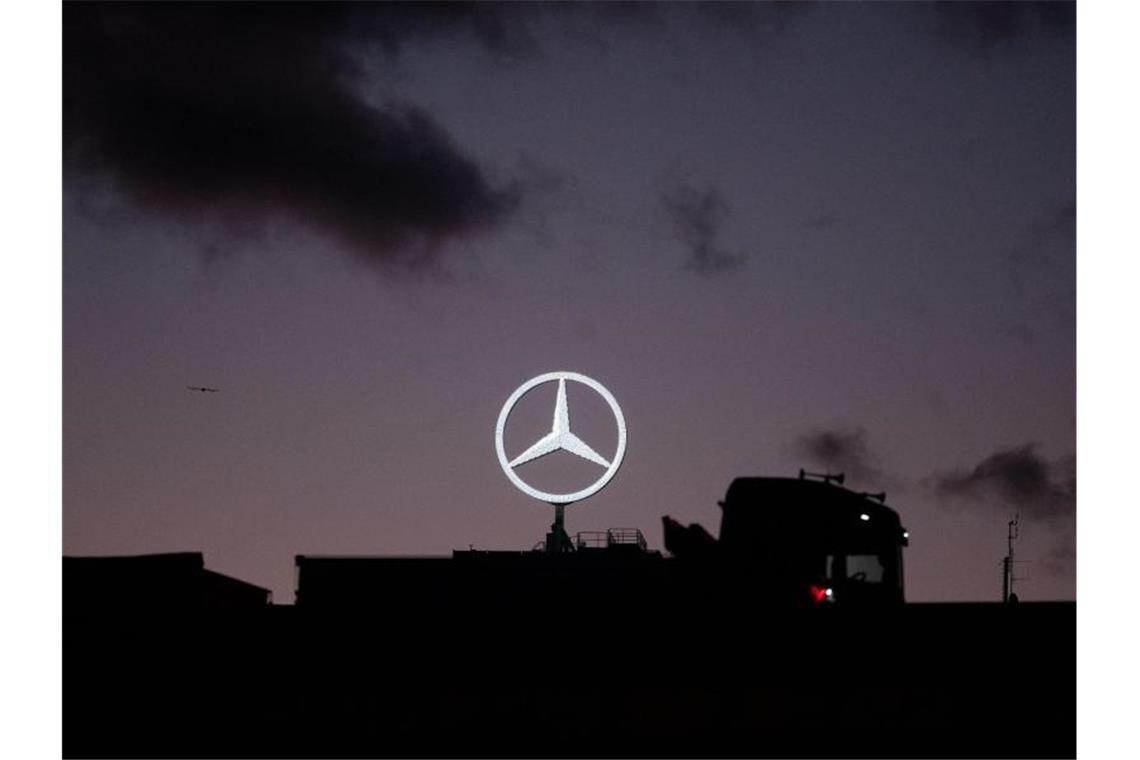 USA: Daimler ruft knapp 1,3 Millionen Mercedes-Wagen zurück Der Mercedes-Stern am Werk Untertürkheim der Daimler AG. Foto: Marijan Murat/dpa/Archivbild