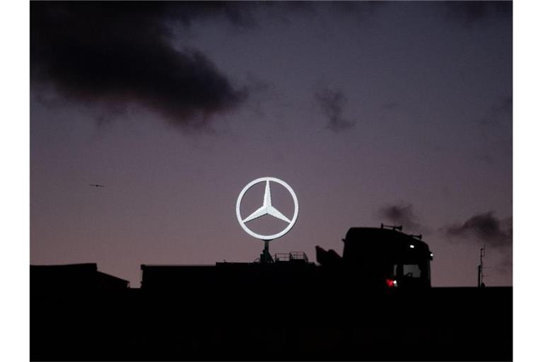 Der Mercedes-Stern am Werk Untertürkheim der Daimler AG. Foto: Marijan Murat/dpa/Archivbild