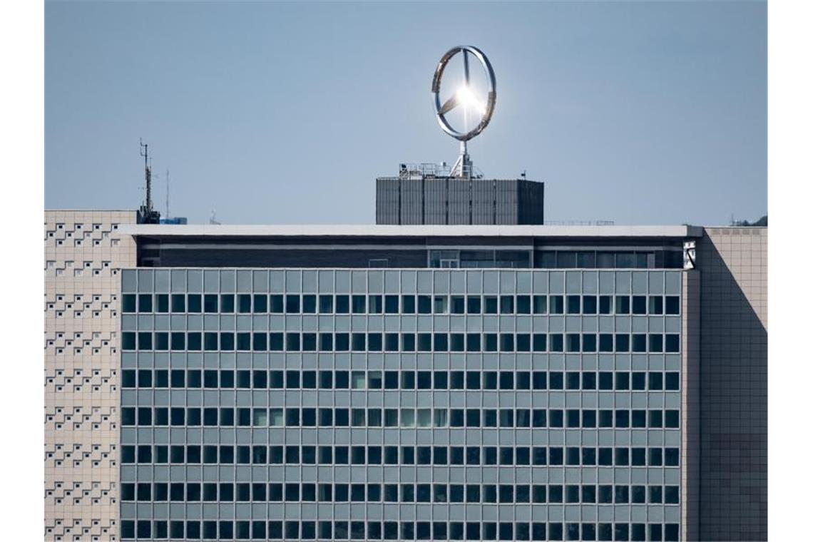 Der Mercedes-Stern auf dem Mercedes-Benz Werk Untertürkheim strahlt im Sonnenschein. Foto: Fabian Sommer