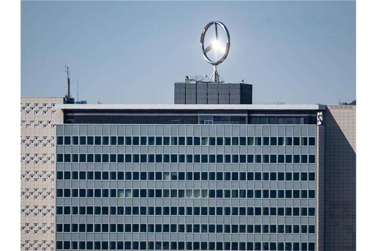 Der Mercedes-Stern auf dem Mercedes-Benz Werk Untertürkheim strahlt im Sonnenschein. Foto: Fabian Sommer/dpa/Archivbild