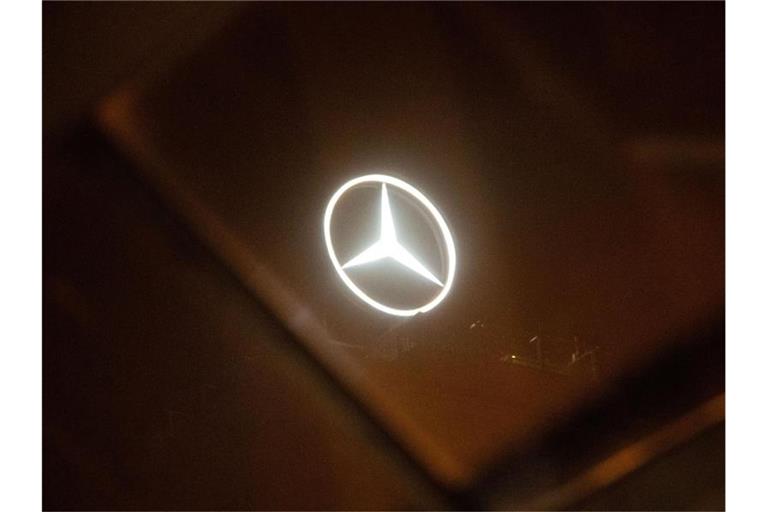 Der Mercedes-Stern auf dem Turm des Hauptbahnhofs ist durch eine transparente Überdachung zu sehen. Foto: Marijan Murat/dpa