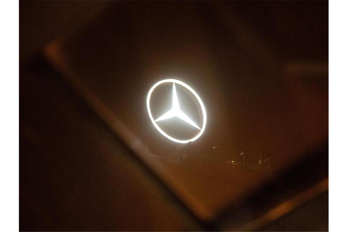 Daimler konzentriert Entwicklung von E-Bezahldienst Der Mercedes-Stern auf dem Turm des Hauptbahnhofs ist durch eine transparente Überdachung zu sehen. Foto: Marijan Murat/dpa