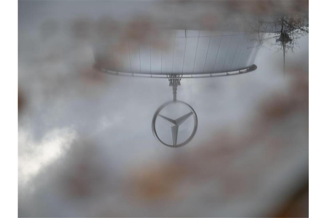 KBA: Abschalteinrichtungen aus Gutachten zu Daimler bekannt Der Mercedes-Stern auf der Mercedes-Benz Hauptniederlassung in Stuttgart spiegelt sich in einer Pfütze. Foto: Marijan Murat/dpa