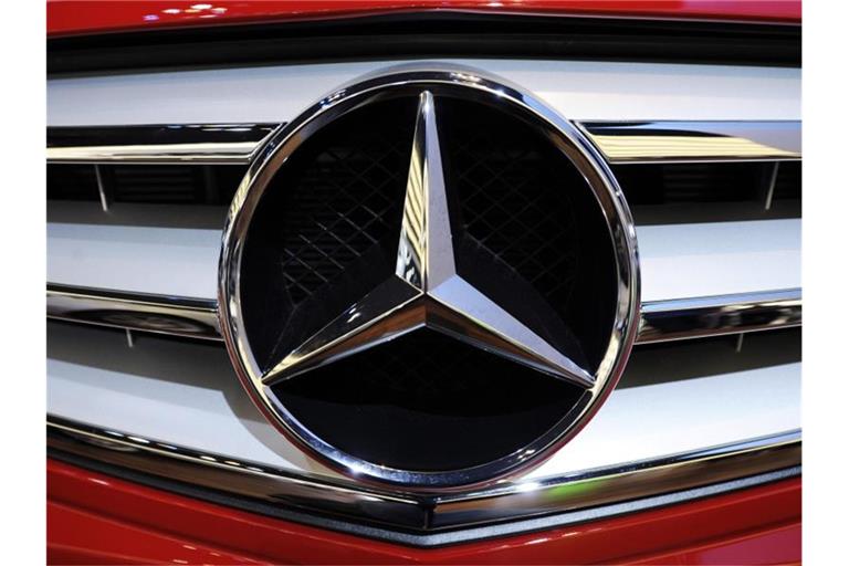 Der Mercedes-Stern auf einer Kühlerhaube. Foto: Marijan Murat/dpa/Archivbild