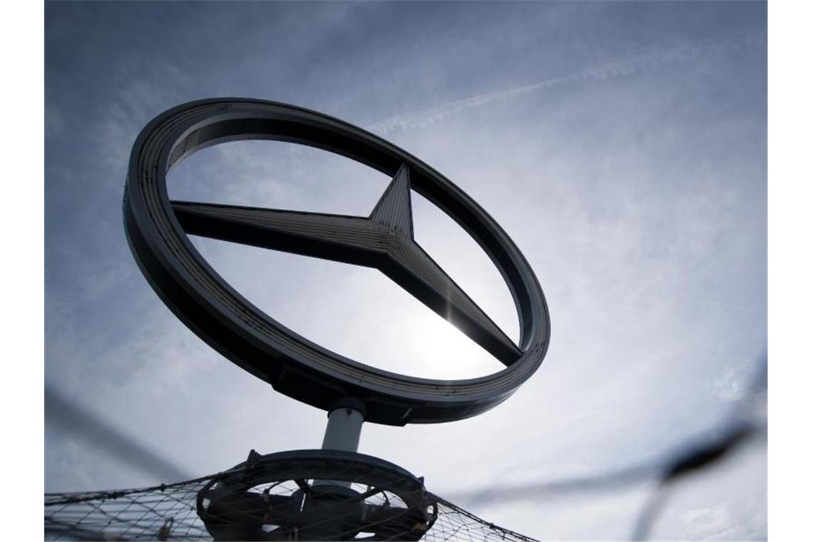 Daimler beim Mercedes-Absatz auf Jahressicht im Plus Der Mercedes-Stern, das Logo der Automarke Mercedes-Benz. Foto: Sebastian Gollnow/dpa