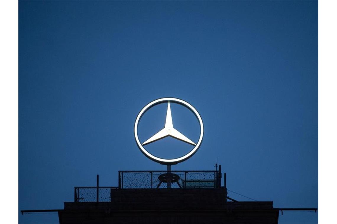 Der Mercedes-Stern ist auf dem Turm des Hauptbahnhofs zu sehen. Foto: Marijan Murat/dpa/Symbol